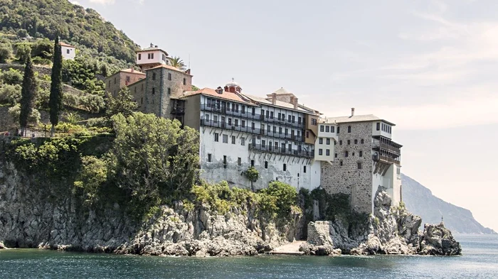 Un român a fost împușcat pe muntele Athos de un preot