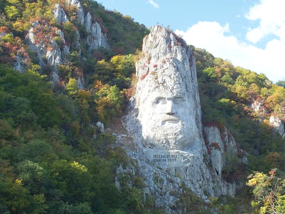 1. Cazanele Dunării. Sunt un important obiectiv turistic din Parcul Natural Porţile de Fier. Unul dintre cele mai atractive şi mai admirate puncte de pe traseul Cazanelor Dunării îl reprezintă chipul lui Decebal sculptat în stâncă.