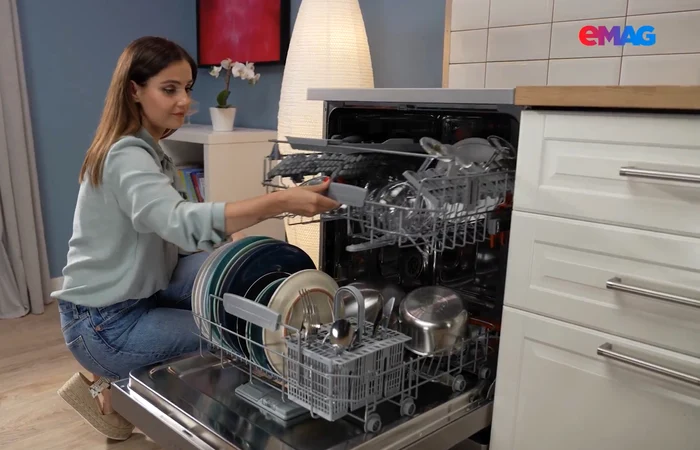 Mașină de spălat vase independentă într-o bucătărie prezentare eMAG Sursă eMAG jpg