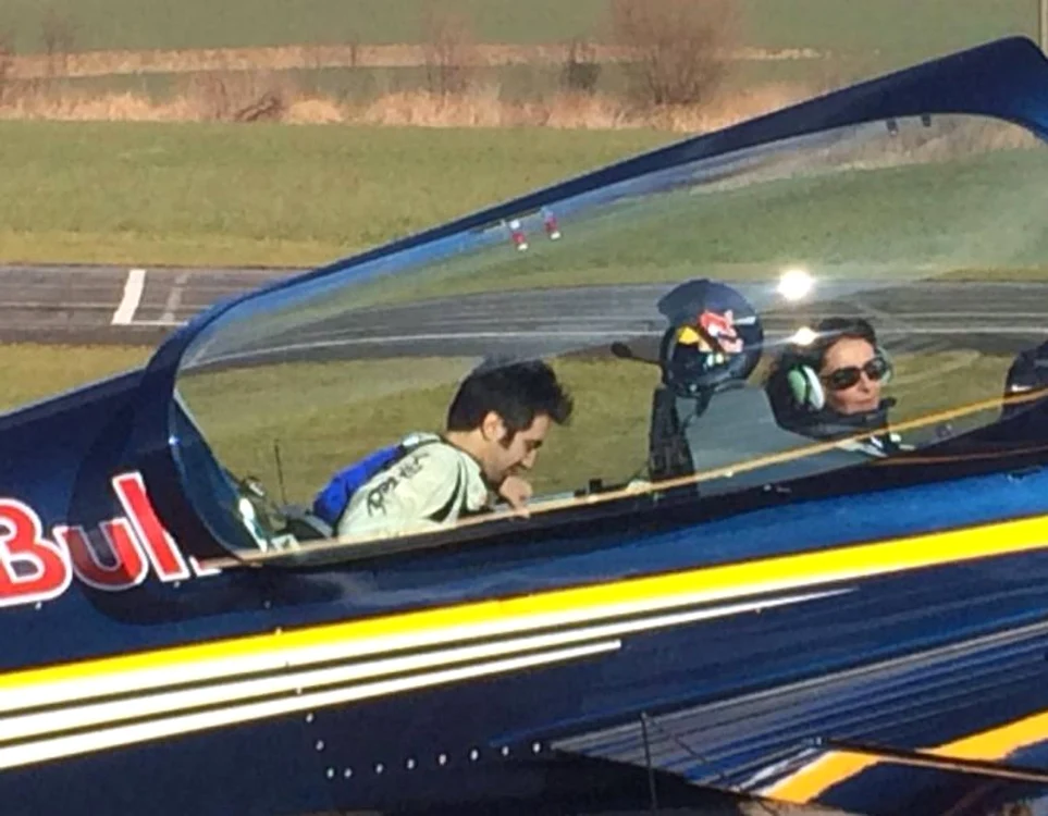 
    Mihaela Rădulescu a zburat cu un avion de acrobaţie  