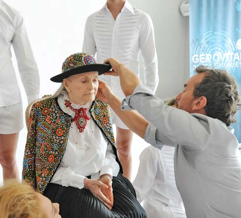 
    Zina Dumitrescu  a fost aranjată pentru a participa la o şedinţă foto specială  