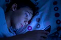 Copil sta pe telefon FOTO Shutterstock