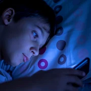 Copil sta pe telefon FOTO Shutterstock