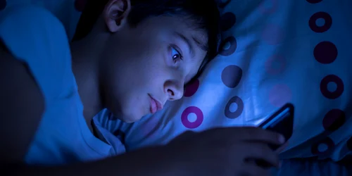 Copil sta pe telefon FOTO Shutterstock