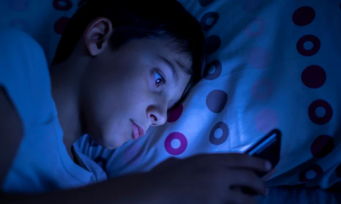 Copil sta pe telefon FOTO Shutterstock