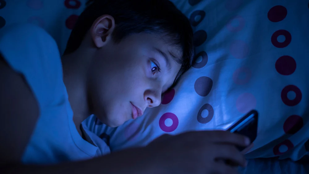 Copilăria în era digitală. Cum influențează ecranele dezvoltarea celor mici și relația cu părinții