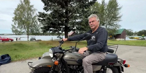 un cetatean din alaska a primit o motocicleta ural de la putin foto x png