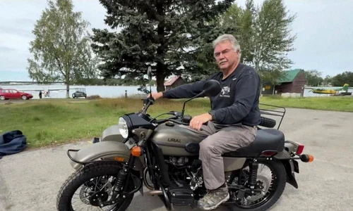 un cetatean din alaska a primit o motocicleta ural de la putin foto x png
