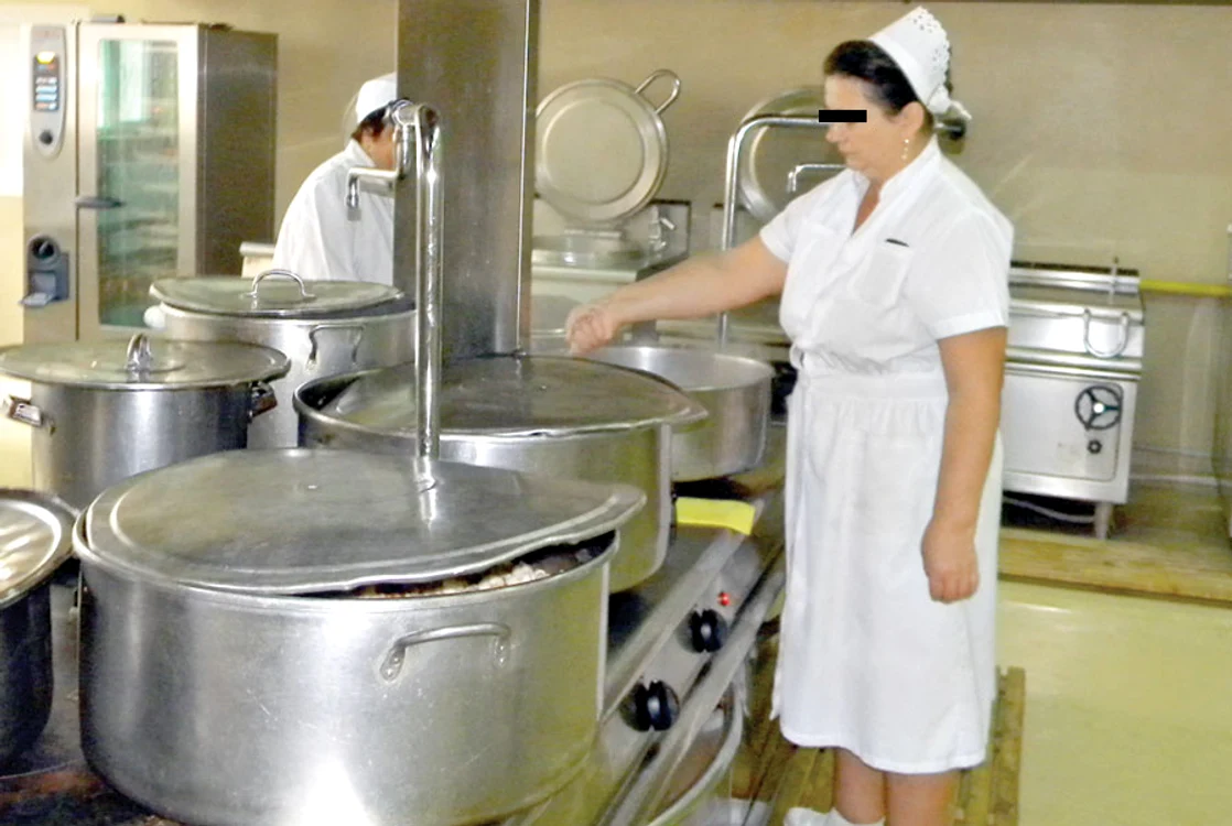 Angajaţii îşi încărcau  sacoşele, ba chiar şi  portbagajele, cu alimente