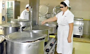 Angajaţii îşi încărcau  sacoşele, ba chiar şi  portbagajele, cu alimente jpeg