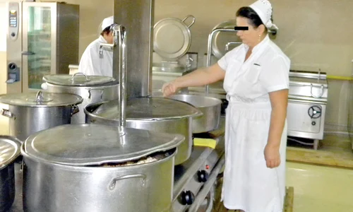 Angajaţii îşi încărcau  sacoşele, ba chiar şi  portbagajele, cu alimente jpeg
