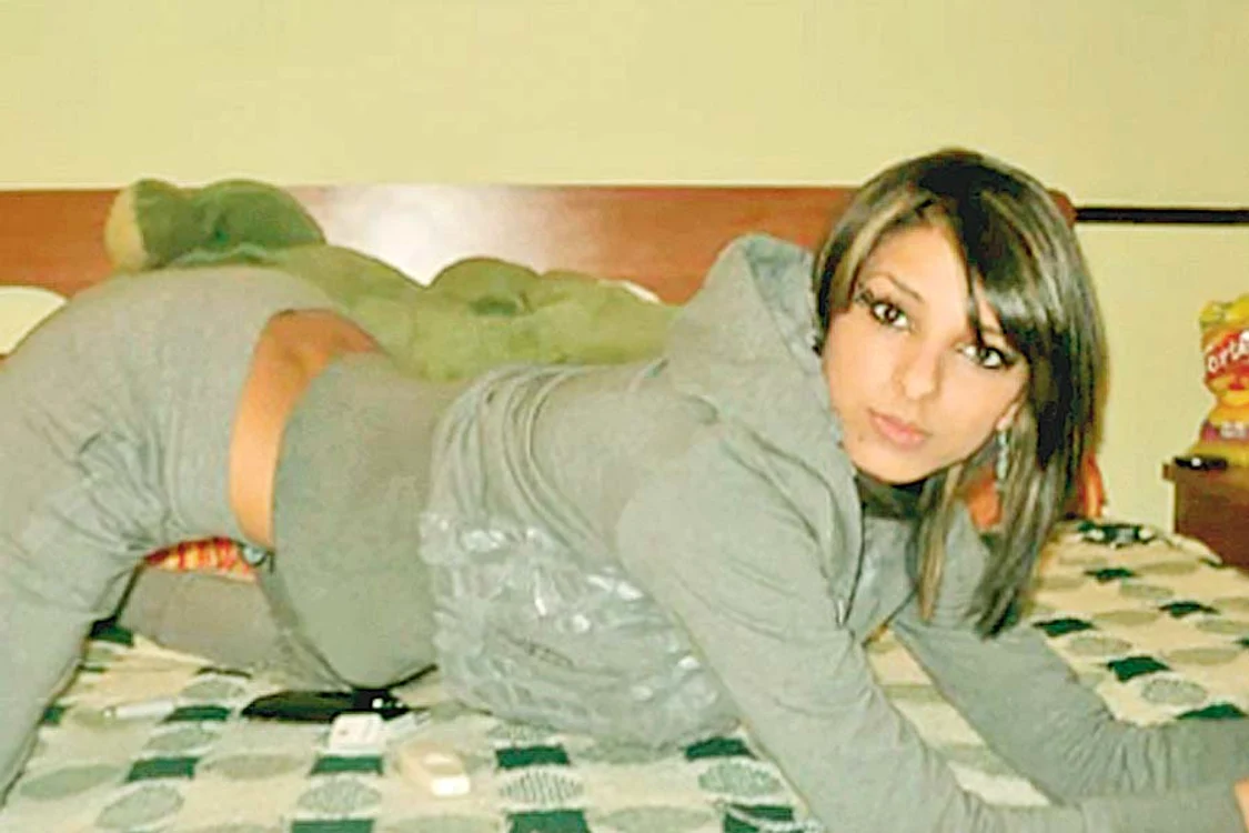 
    Internetul este plin cu  fotografii ale tinerei  din Caracal. În mai  toate apare machiată  strident, prin cluburi  