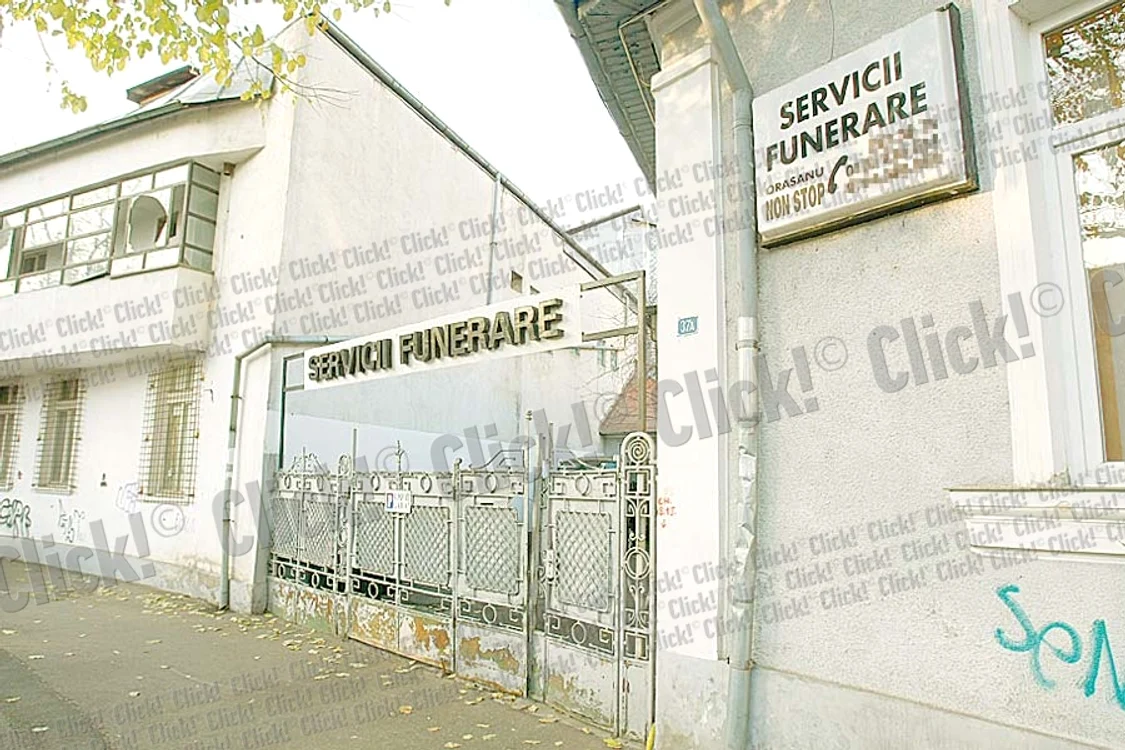 Angajaţii de la pompe funebre împărţeau ajutorul de înmormântare cu omul care le dădea pontul că o persoană a decedat (Fotografii: Eduard Enea, Click!)