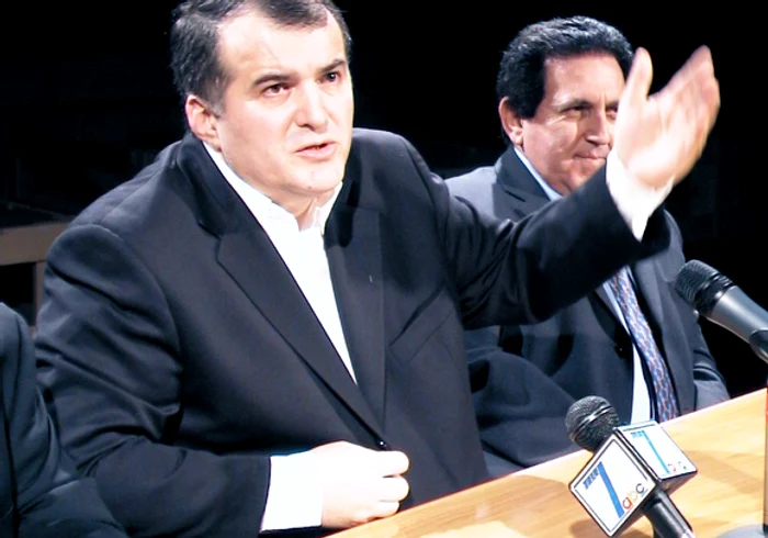 În perioada 2001-2003, Florin Călinescu a fost directorul postului Tele 7abc