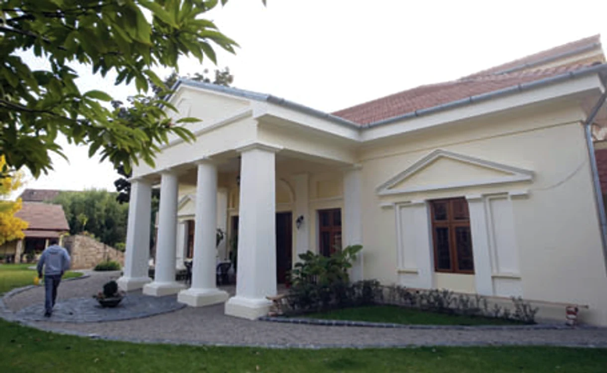 Conacul redă atmosfera vremurilor în care aristocraţia din Timişoara se retrăgea la această reşedinţă