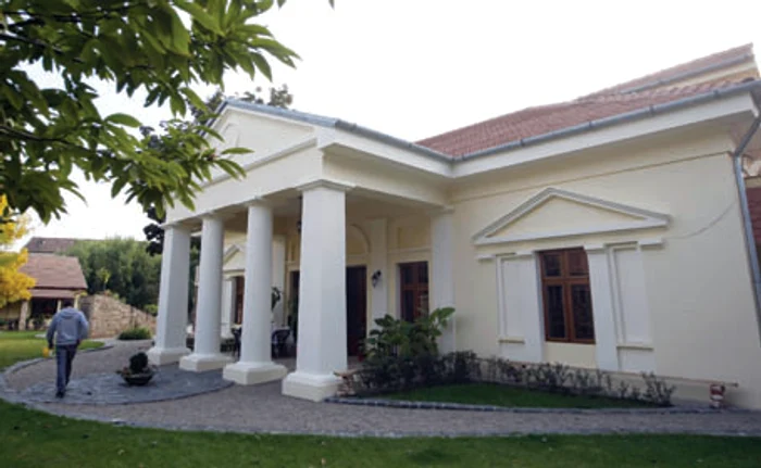 Conacul redă atmosfera vremurilor în care aristocraţia din Timişoara se retrăgea la această reşedinţă