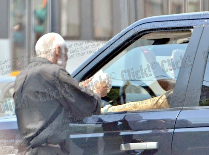 EBa îi dă bătrânului un sandviş şi câteva bancnote (Fotografii: Alex Muscaliu)