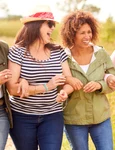 femei la plimbare  sursa   Shutterstock jpg