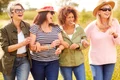femei la plimbare  sursa   Shutterstock jpg