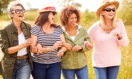 femei la plimbare  sursa   Shutterstock jpg