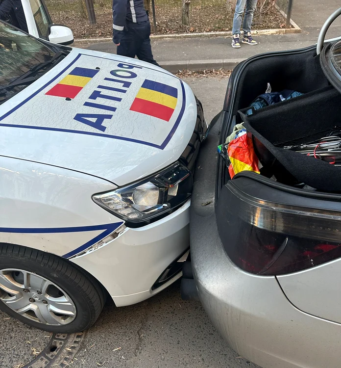 Șoferul a lovit mașina poliției FOTO: Poliția Capitalei