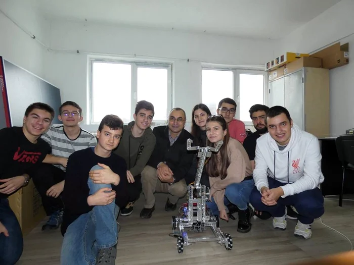 Elevii talentaţi sunt mândri de proiectul lor FOTO: Facebook/Team Robotica CNRG