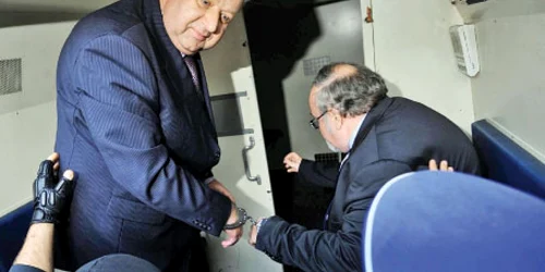 Costel Căşuneanu (stânga) şi Florin Costiniu au fost legaţi cu aceleaşi cătuşe