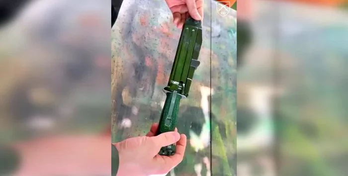 VIDEO Considerat un mit sovietic, militarii ucraineni au capturat de la ruși un cuțit de luptă cu mecanism de tragere