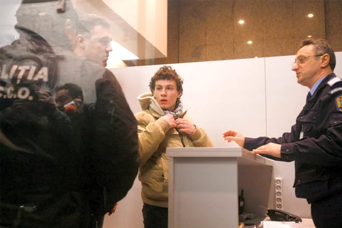 
    Tânărul de 17 ani a fost reţinut marţi de procurorii DIICOTFoto: Mediafax  