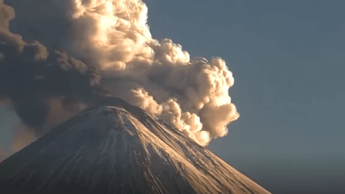 Cel mai înalt vulcan din Eurasia a fost activat la câteva ore după un cutremur devastator.