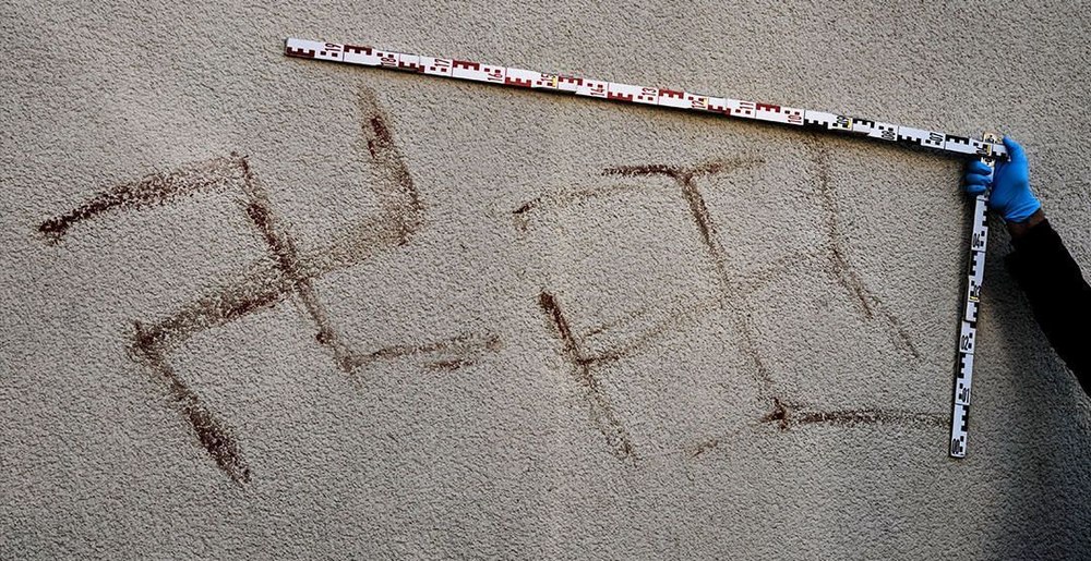 Român arestat după ce a pictat cu propriul sânge svastici pe mașini și pereți din Germania