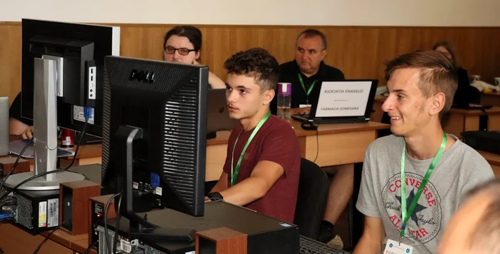 Elevi pasionați de informatică FOTO Lucian Bălărie
