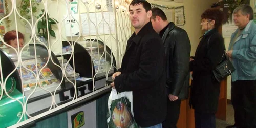 La agenţiile loto din muncipiu s-au format cozi încă de dimineaţă