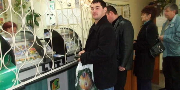 La agenţiile loto din muncipiu s-au format cozi încă de dimineaţă