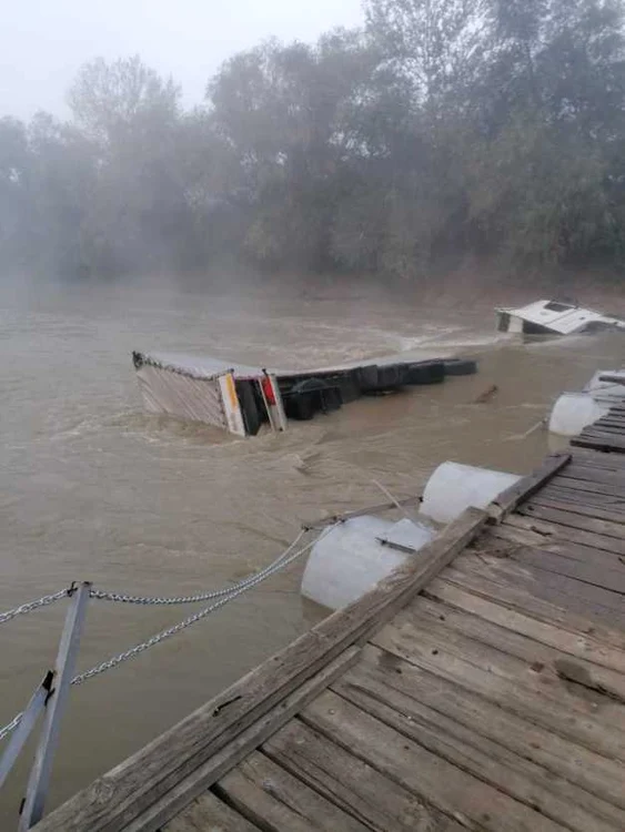 TIR-ul s-a răsturnat în râul Ialomiţa FOTO ISU Ialomiţa