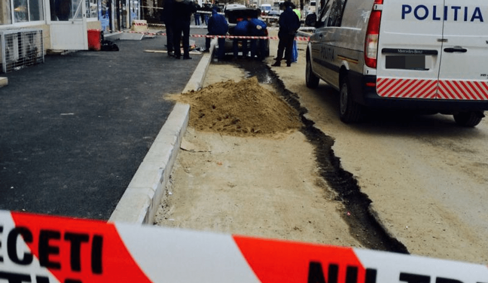 Cadavrul unui bărbat, găsit pe marginea E85. Șoferul vinovat de accident a fugit de la locul faptei