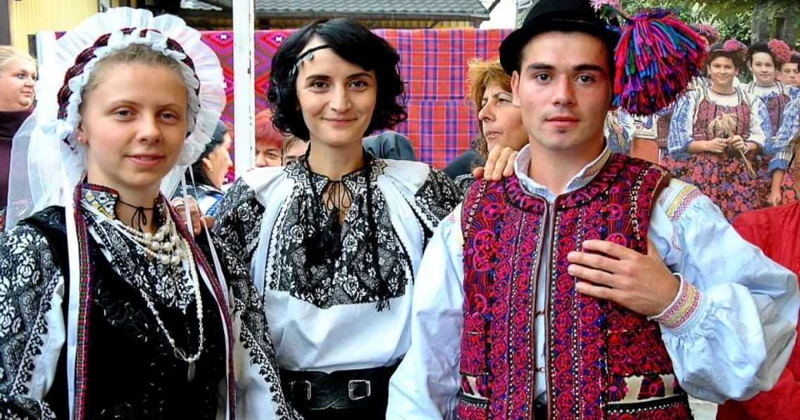 Nuntă tradiţională în costume populare la Drăguş