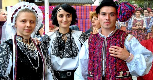 Nuntă tradiţională în costume populare la Drăguş