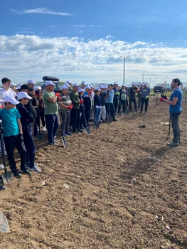 300 voluntari au plantat o pădure de salcâm la Giuvărăști / foto: Adevărul.ro
