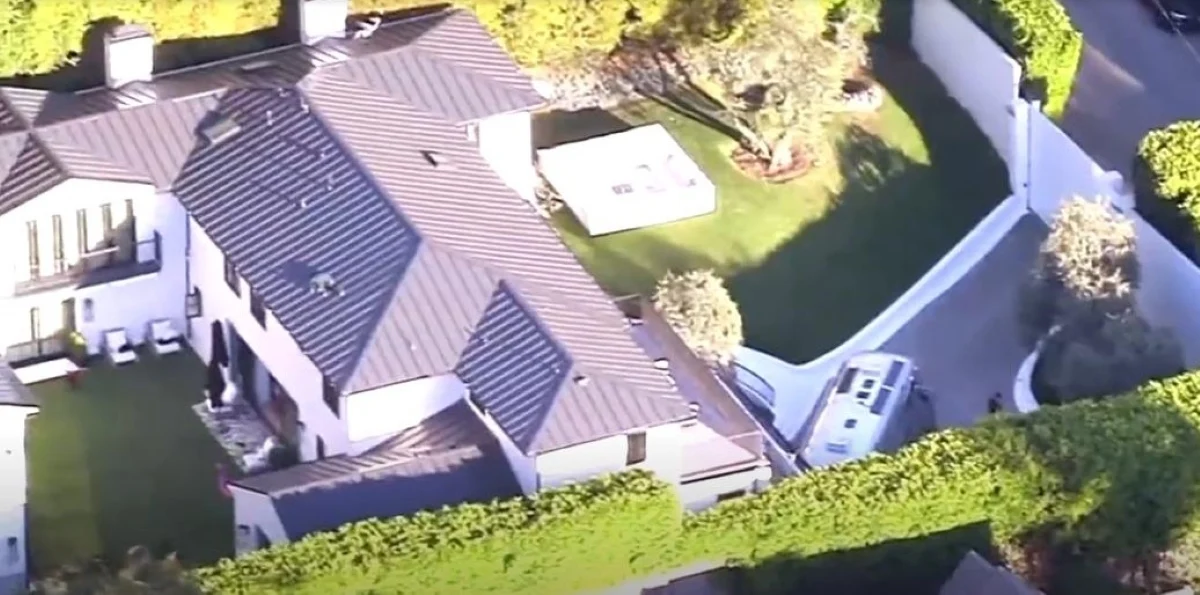 Femeia care a tras mai multe focuri de armă asupra casei Rihannei a fost arestată. Gloanțele au lovit locuința artistei în timp ce ea și familia erau înăuntru