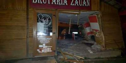 a intrat cu masina in magazin