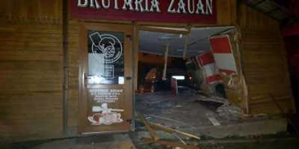 a intrat cu masina in magazin