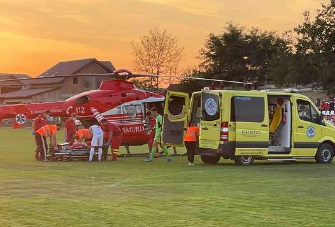 Echipajul SMURD l-a stabilizat şi transportat la spital pe fotbalist FOTO CS Sporting Lieşti