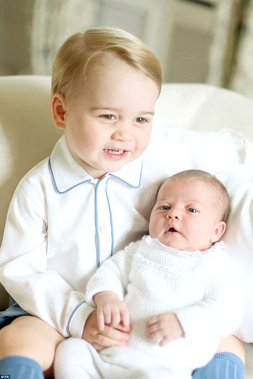 Prinţul George e cel mai mândru frăţior din lume: surioara lui, Charlotte, e o adevărată bombonică