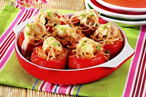 rosii umplute cu pui si spaghete jpeg