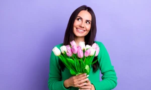 femeie ganditoare zambet buchet lalele jpg