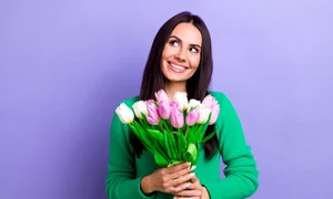 femeie ganditoare zambet buchet lalele jpg