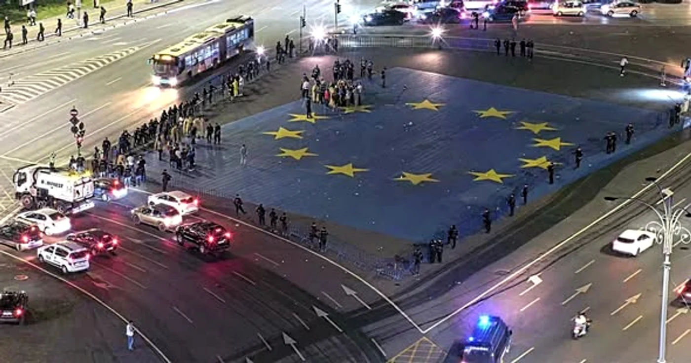 Mai mulți protestatari au rămas peste noapte în Piața Victoriei