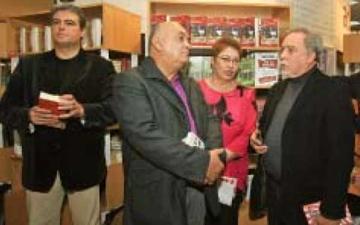 Adrian Cioroianu (stânga), Peter L. Imre şi Richard H. Cummings, lansând volumul „Securitatea contra Radio Europa Liberă“