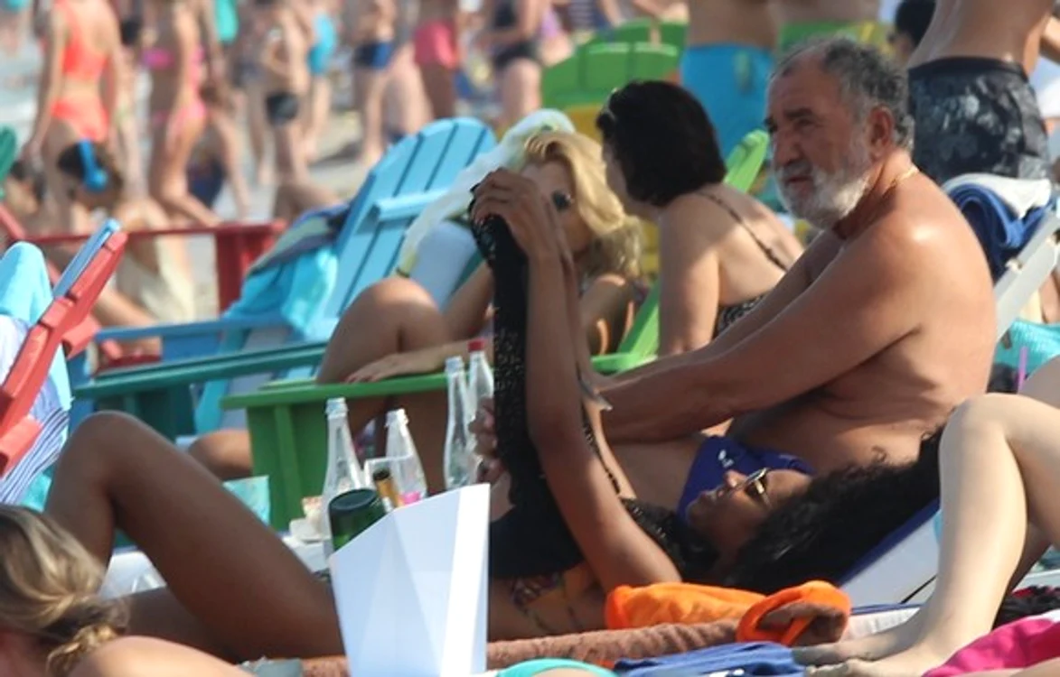
    Anamaria şi Ţiriac s-au afişat împreună în 2009. Ea s-a ales cu un Mercedes  